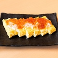 料理メニュー写真&nbsp;だし巻き玉子　いくら乗せ