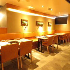 落ち着いた雰囲気の店内には多種多様な席をご用意しております。周りのお席とは離れておりますので、個室でなくてもゆったりとご宴会をお楽しみいただけます。ぜひ素敵な宴会のひと時をお過ごしください♪予約受付中！