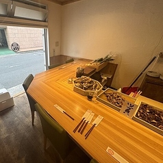 ライブ感満載のカウンター席は、お一人様歓迎！美酒と自慢の一夜干しをじっくり堪能！