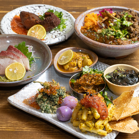 こだわりのスパイスカレーやアテを日本酒ペアリングでお楽しみください。