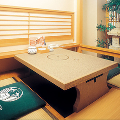 【個室 】4名様までご利用が可能です。 小窓からは日本庭園が見え、ゆっくりとした時間をお過ごしいただけます。