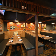 貸切対応も可能な広々とした店内は、20名~30名以上のパーティーやイベントにぴったり。おしゃれな内装とブラジルの陽気なムードが特別な日を華やかに演出します。テーブルの配置変更はもちろん、音響や照明の調整もご相談可能。会社宴会や懇親会、誕生日パーティーなど、さまざまなシーンに対応できる柔軟さが魅力です。