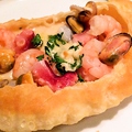 料理メニュー写真 ホタテ・海老・イカ・タコ・ムール貝のクリームシーフードパイ