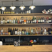 カウンター前の酒棚