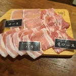 福島県の名産、麓山高原豚は、ジューシーで柔らかな肉質が特徴のブランド豚です。