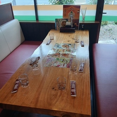 ご家族での外食やお友達とのランチ・ディナーにぴったりのテーブル席です!広々としたテーブルで、約100種類の豊富なメニューからお好きな料理をお楽しみください。合コンや女子会にもおすすめの居心地の良い空間です◎