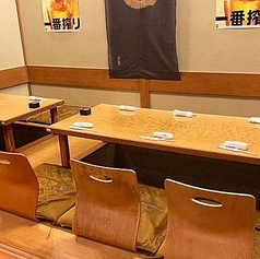 大切なご接待に。温もりあふれる和モダン空間の掘りごたつ個室（8～10名様）完全個室なので、プライベート重視のご接待やご宴会にぴったり。木のぬくもりあふれる和モダン空間は居心地も抜群です。