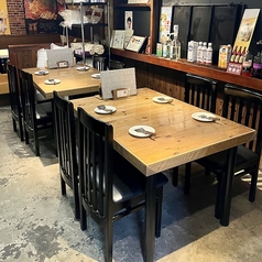 カジュアルに使えるテーブル席。友人同士の飲み会や会社帰りの一杯におすすめ。お気軽にご利用下さい。