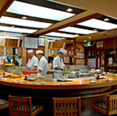 カウンター席は、職人の活気ある仕事ぶりを眺めながら、ゆったりと旬の味覚を堪能できる場所◎目の前で握られる寿司は、まさに格別の美味しさです♪お一人様でも周りを気にせず、落ち着いた雰囲気の中お食事をお楽しみいただけます。