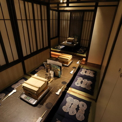 4名席×3　12名席9名様～12名様ご案内可能です。間に通路がございますが、この間を他のお客様が通る事はありません。