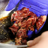 ＜インパクト・中毒性ある味付け＞お肉一つ一つにピッタリな味付けでご提供しております！食欲をそそる香ばしい香りと旨みで、ご飯もお酒もどんどん進みます♪網を囲んで充実したお時間を、大衆焼肉吟でぜひご堪能ください！
