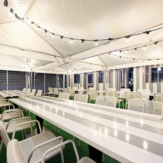 【テーブル席4名様×8卓】全卓屋根付き★雨の日でも安心してお楽しみいただけます◎ご家族やご友人などと、お肉やお野菜を焼いて食べてお楽しみいただけます◎10階ルーフトップの非日常空間で京都の街並みや夜景を見ながらご飲食を堪能いただき、思い出に残るひとときをお過ごしください！