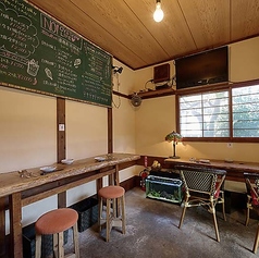 木の温もり溢れるカウンター席はお1人様にもデートにも◎