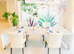 最大6名様までご利用いただけるテーブル席をご用意。皆様でシュラスコと会話を楽しめる明るい空間はゆったりとした時間を演出します。