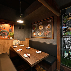 開放感のある広々とした店内は、会社の宴会や歓送迎会に最適。ブラジルの明るく陽気な雰囲気が漂うカラフルな空間は、非日常感を演出し、いつもの宴会を特別なひとときに変えてくれます。テーブルのレイアウト変更にも柔軟に対応可能で、人数やスタイルに合わせたセッティングが可能。