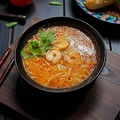 料理メニュー写真&nbsp;エビとトマトとハーブのトムヤムクンラーメン ［辛さ 1］