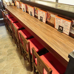 【カウンター席】デートやサシ飲みにおすすめのお席です。余裕のある席配置はじっくりと語りたい時などにもぴったりです！