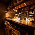 お一人様での粋な一杯や、大切な方とのデートにおすすめのカウンター席。目の前に並ぶお酒の瓶が、まるでお洒落なバーのような雰囲気を醸し出します。鮮魚料理はもちろん、女性に人気の逸品料理も豊富にご用意。スタッフとの会話を楽しんだり、静かに流れる時間に身を任せたりと、思い思いのスタイルでどうぞ◎
