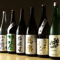 銘柄を特定せずに店主自らが選び仕入れる日本酒の数々！メニューにはない「隠し酒」も・・・