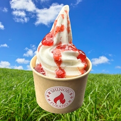 ふらの牛乳ソフトクリーム（苺ソース）