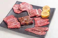 食べつくしセット(6種類の焼肉メニューの盛り合わせ)