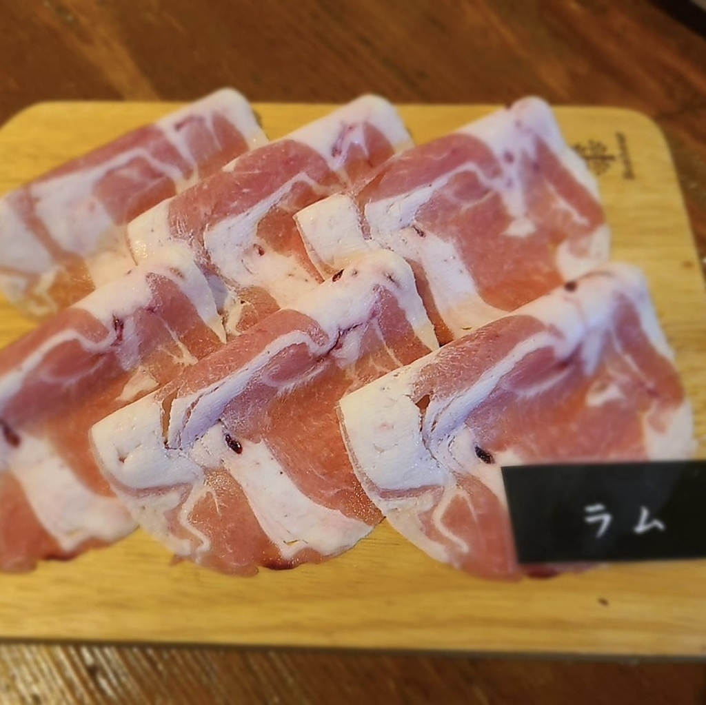 新鮮なラム肉をしゃぶしゃぶで味わえる、心温まる雰囲気の中で食事を楽しめます。