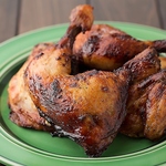 当店おすすめ！ペリペリチキンは、ホールやハーフなどが選べます。お好きなソースをお選びください。