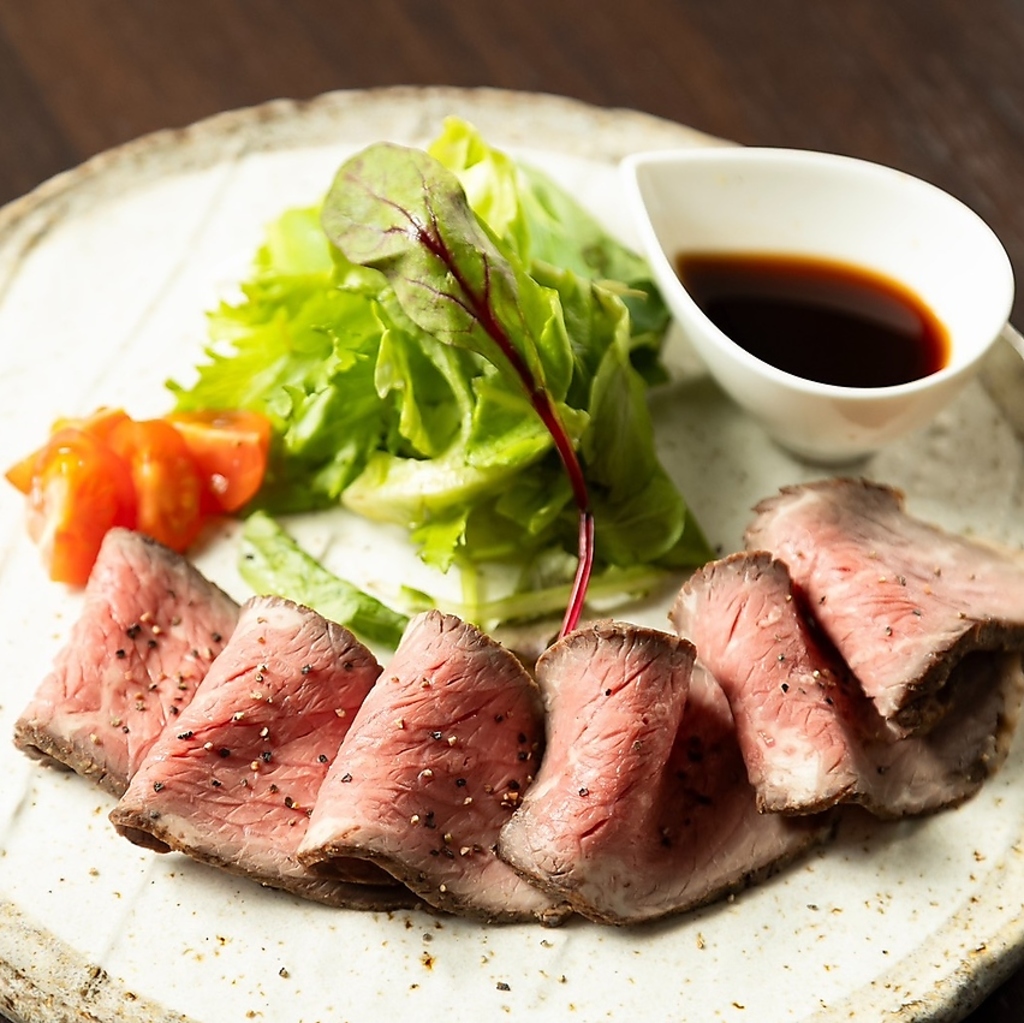 肉の旨味を凝縮した自家製ローストビーフが絶品！ユッケスタイルでも楽しめる、お酒が進む自慢の逸品