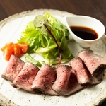 肉の旨味を凝縮した自家製ローストビーフが絶品！ユッケスタイルでも楽しめる、お酒が進む自慢の逸品