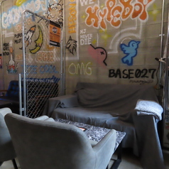 当店では、8名様がけのBOX席を1席ご用意しています。魅力的な店内の雰囲気の中で、仲間や友人と楽しいひとときをお過ごしいただけます♪特別なイベントや集まりにぴったりなスペースで、思い出に残る夜をお楽しみください★