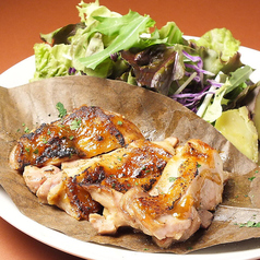 香ばしく焼いた鶏モモ肉のグリル ～黒バルサミコソース～