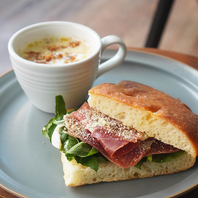 サンドイッチやワンプレートランチ