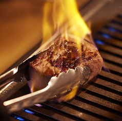 目の前で仕上げる至極の塊肉！感動体験