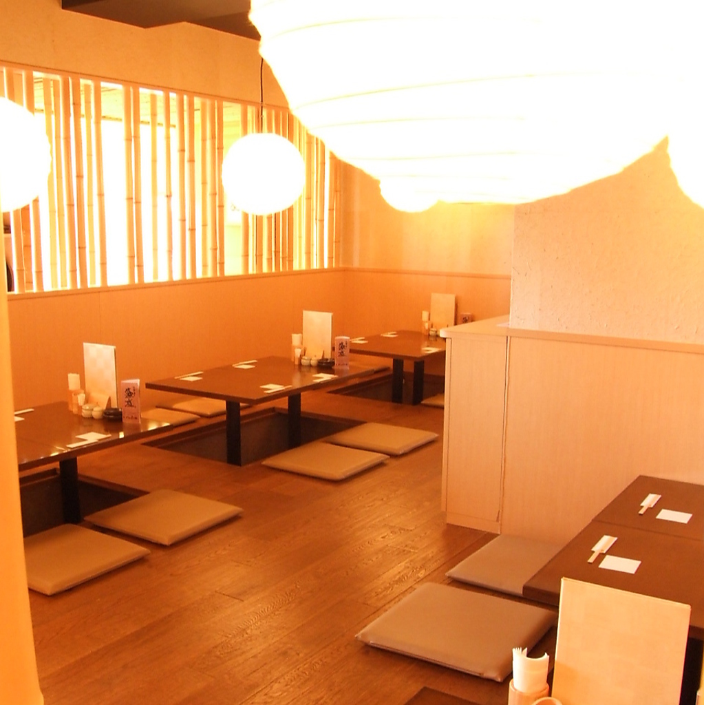 和テイストのキレイな店内。小上がりは35名OK！