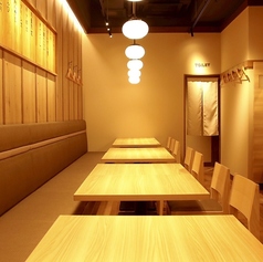 【上小田井駅から徒歩3分】和の趣を感じる洗練された空間が、特別な宴会を演出します。大人数にも対応可能で、飲み放題付きの魅力的なコースが揃っています。清潔感あふれる店内は心地よい大人の雰囲気が漂い、焼き鳥や一品料理の数々が皆様をお迎えします。26名様まで最大で宴会可能です。