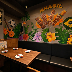 2名~4名程度で利用しやすい少人数席も豊富にご用意。赤いソファや木目のテーブルが落ち着いた雰囲気を演出し、カラフルな壁画が食事の時間を華やかに彩ります。デートや友人との食事会、仕事帰りのサクッと飲みにも最適。ランチタイムは明るく開放的、ディナータイムは照明が落ち着き、ゆったりとした大人の時間に。