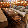 BBQでも手狭にならないよう十分にゆとりを持った広さのお席。夏空の下で楽しむお酒は最高です！
