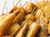 スマホのデータ通信量を気にせず、お食事をお楽しみいただけます！美味しい串かつの写真を撮影したら、無料のWi-Fiに接続してすぐにSNSへアップも可能です。お仕事帰りのちょっとしたメールチェックや、次のお店の検索にも大変便利です。サクサク繋がる通信環境で、快適なひとときをお過ごしくださいませ。