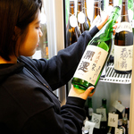 日本酒飲み放題コースでは、全国から厳選した60種の日本酒がセルフ飲み放題！