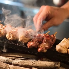 炭火で香ばしく焼き上げた焼き鳥は、外はパリッと中はジューシー。お酒が進む人気の逸品。
