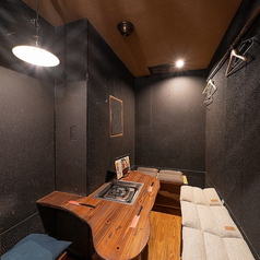 【テーブル個室/2～6名様】2名様から6名様までご利用いただけるこちらの個室は、あたたかみのある落ち着いた雰囲気です。少人数でご利用可能ですので、デートや女子会・小規模接待におすすめです。完全個室空間のため、周囲の視線を気にせず自分たちだけの時間をお過ごしいただけます。