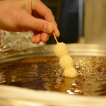 串カツへのこだわり…オーダーを受けてからパン粉を付け、丁寧に揚げます。