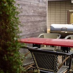 お天気の日には心地よくお過ごしいただけるテラス席もご用意しております◎