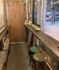 ちょい飲みにピッタリの立ち飲み席もご用意