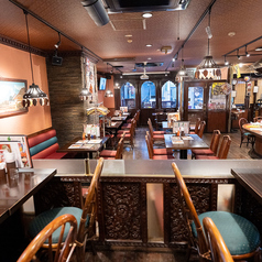 【バルコニー席】 店内全体を見下ろせる席で、スポーツ観戦・大人数でのお集まりにも最適◎