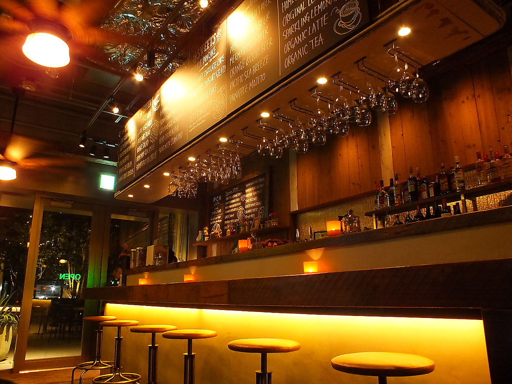 気軽に立ち寄れるカウンター席も★