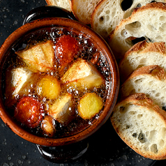 カマンベールチーズとトマトのアヒージョ