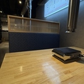 当店のゆったりとした6人掛けテーブル席は、お友達やご家族でのちょっとしたお誕生日会など、小規模なお祝いごとにも最適です！明るく賑やかな店内で周りを気にせずワイワイ楽しく盛り上がれること間違いなし。美味しいお肉を囲んでお祝いすれば、笑顔あふれる特別な思い出に。ぜひ当店で素敵な時間を！