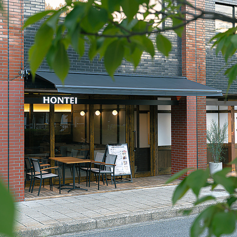 呉市の中心地区を流れる堺川沿いのカフェです