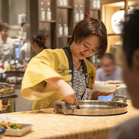 カウンター席は大鍋で煮込んだホルモン煮込み豆腐！